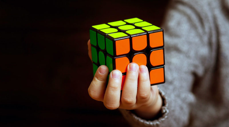 ¿Cómo resolver el cubo Rubik en pocos movimientos?