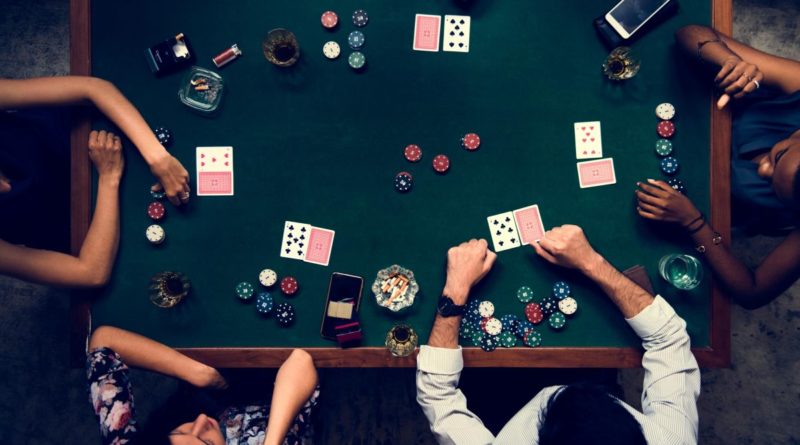 How much do professional poker players make