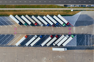 vista aérea de camiones con remolque estacionados en un estacionamiento.